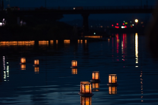 延岡市 五ヶ瀬川 流れ灌頂（精霊流し）